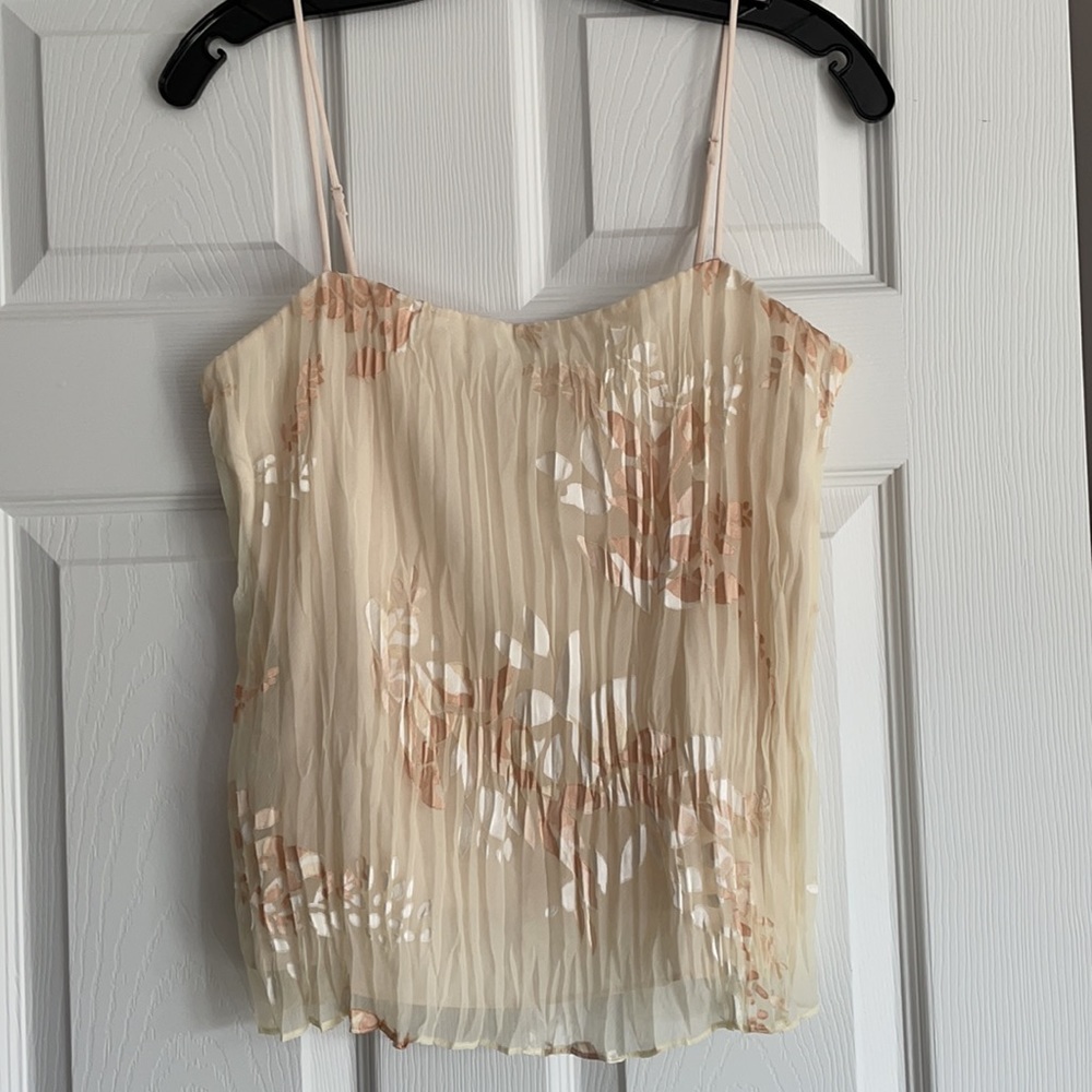 Vince. Delicate pleated top
